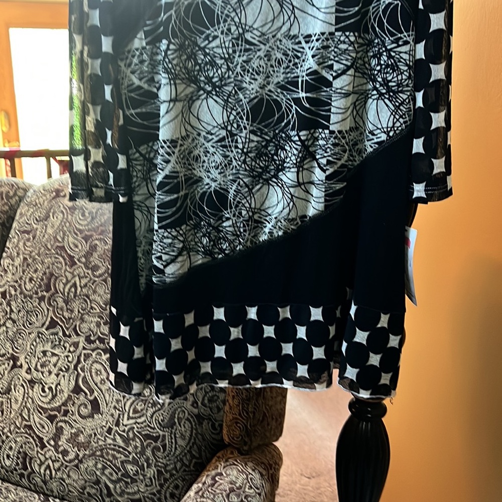 Plus Womans Calessa Dressy Top. Sz. 1X. - Picture 3 of 7